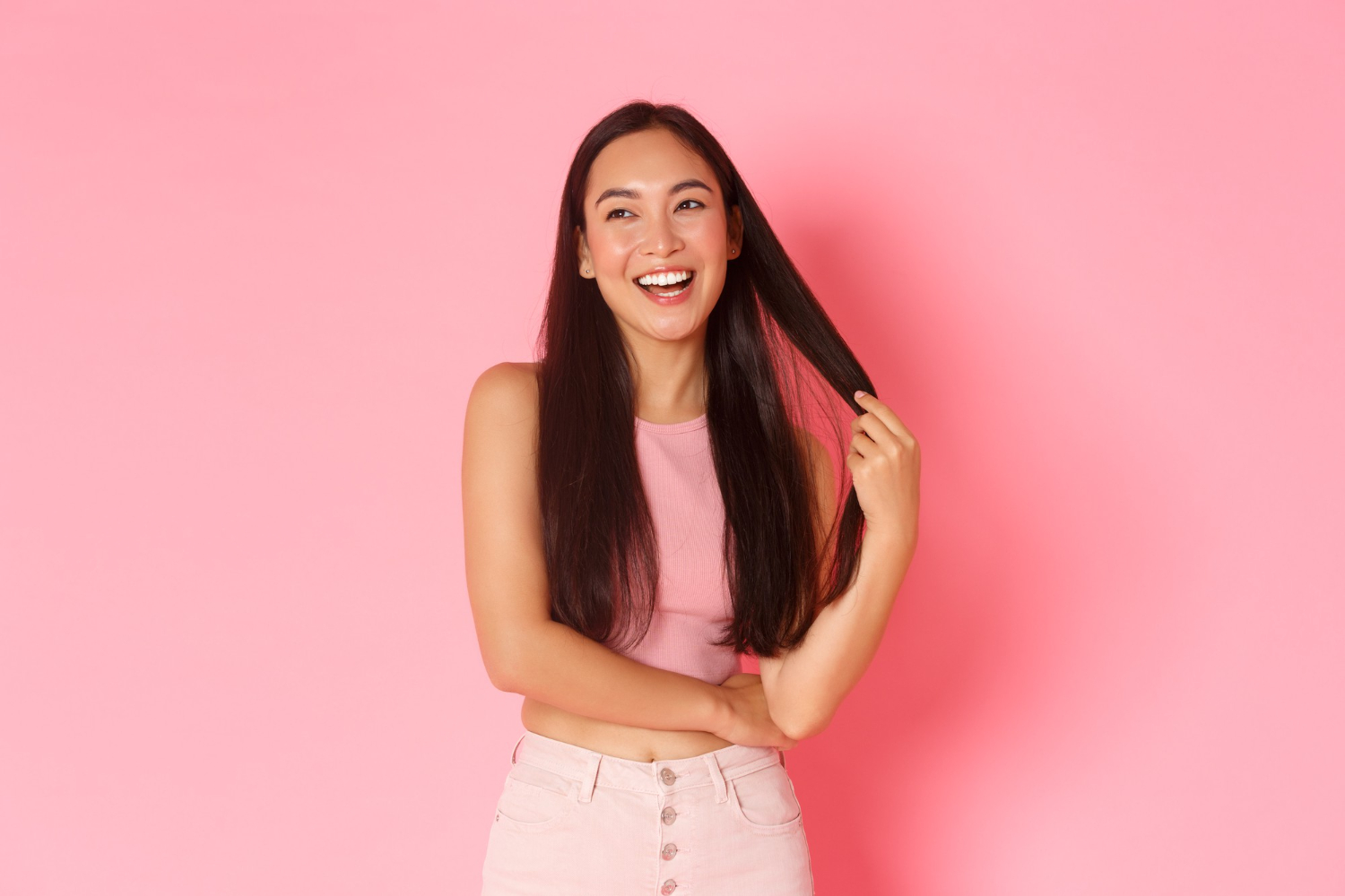 lifestyle-beauty-women-concept-stylish-carefree-asian-girl-playing-with-hair-while-talking-smili _1_